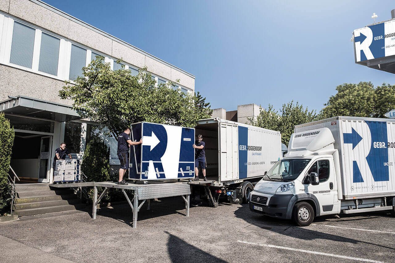 Zwei Möbelpacker beladen Gebrauchtmöbel